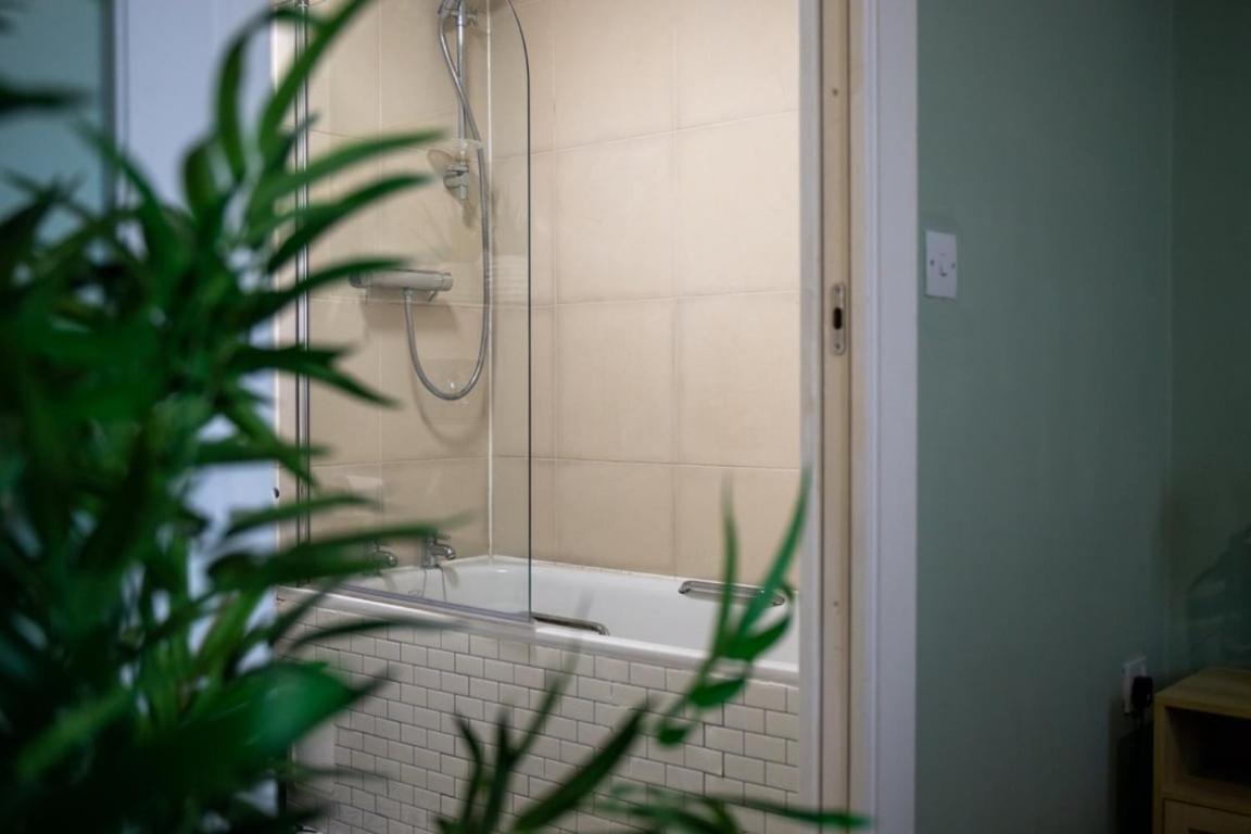 Modern 2-Bed Apartment In Leeds City Centre Exterior photo