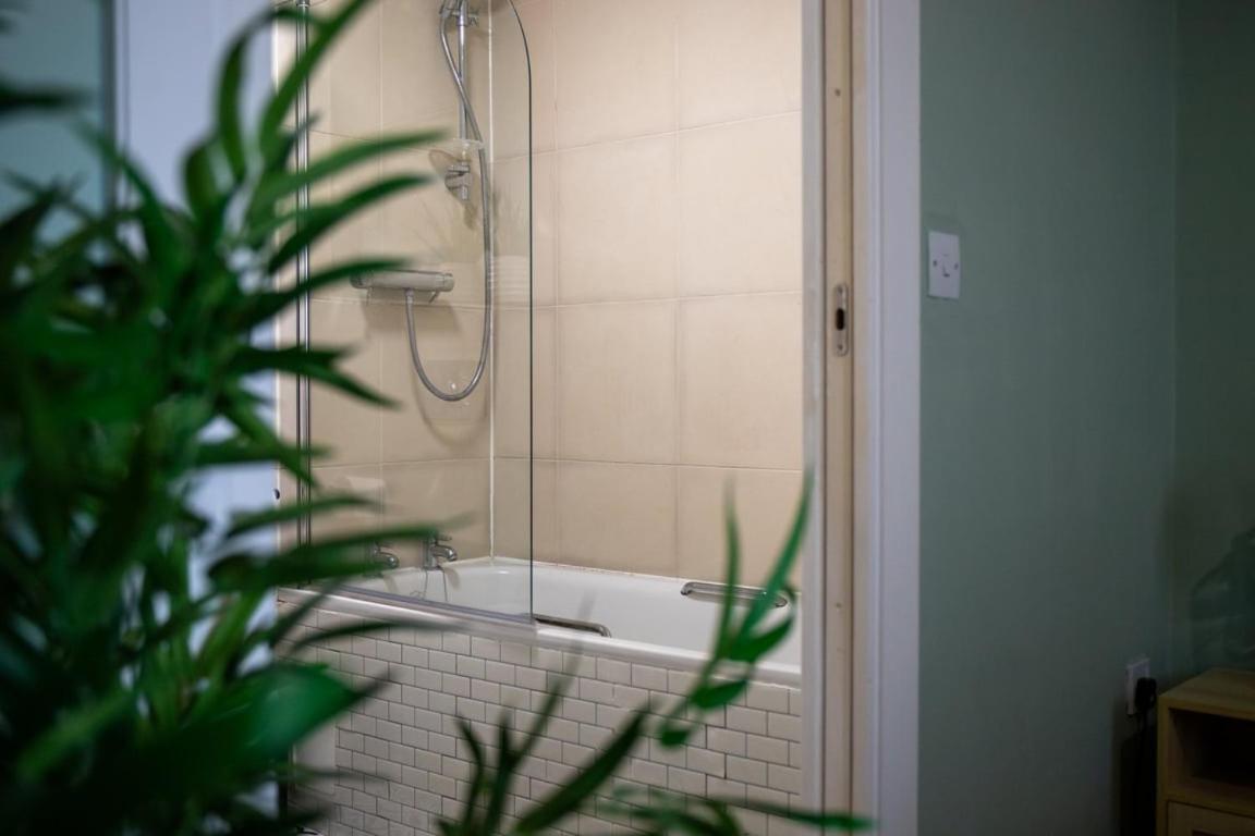 Modern 2-Bed Apartment In Leeds City Centre Exterior photo